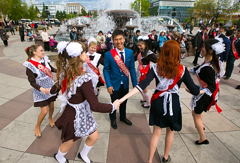 Для выпускников Улан-Удэ прозвенел "Последний звонок", Фото с места события собственное