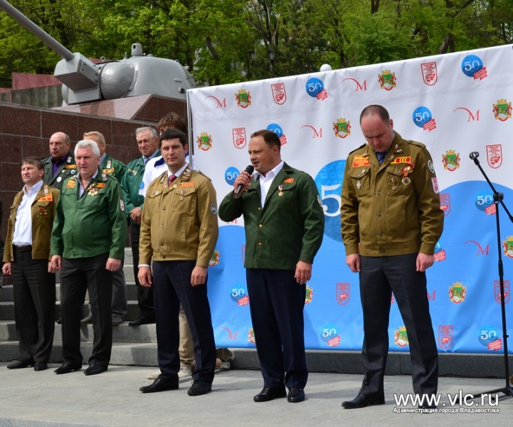 Глава Владивостока Игорь Пушкарев поздравил студотряды, Фото с места события из других источников