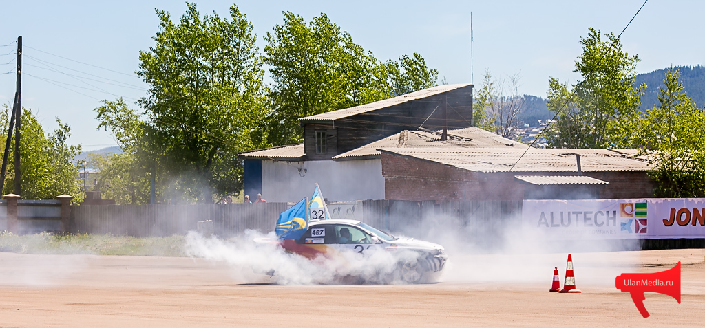 Дрифт-битва состоялась на стадионе "Спартак" в Улан-Удэ вчера, 25 мая, Фото с места события собственное