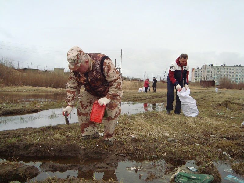 На субботники вместе с горожанами вышел мэр Магадана, Фото с места события из других источников