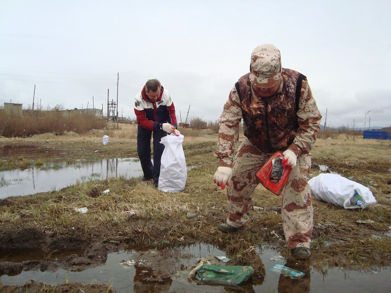 Городские чиновники убирали прибрежную зону на улице Рыбозаводской, Фото с места события из других источников