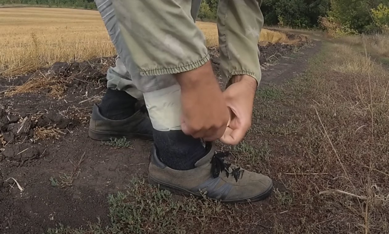 1 лента на лодыжки - и самые активные клещи не залезут: гуляем в лесу хоть 3 часа скриншот видео с youtube-канала &quotЛесоВитек&quot (12+)