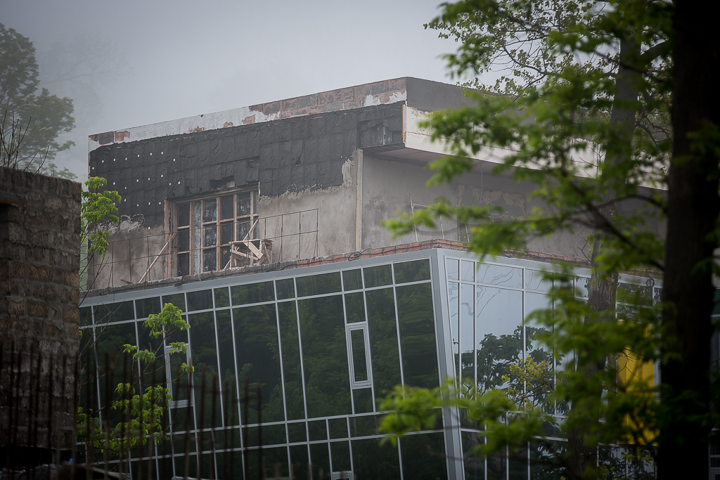 Здание иностранное посольства незаконно строят во Владивостоке, Фото с места события собственное