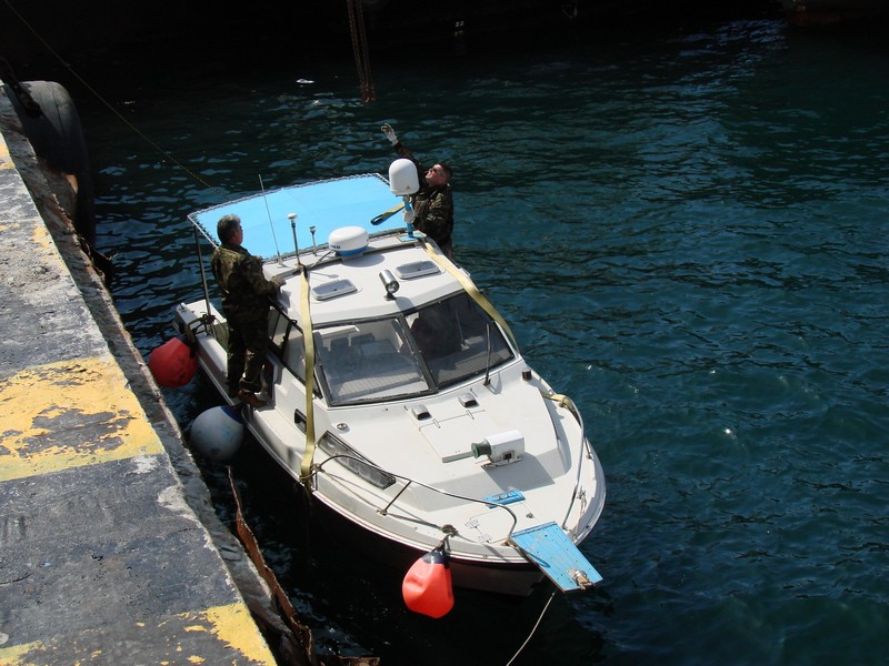 На воду в бухте Нагаева спущен поисково-спасательный катер Yamaha FR-23, Фото с места события из других источников