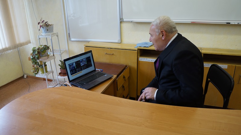 Владимир Печеный знакомится с терминалом сбора информации, Фото с места события собственное