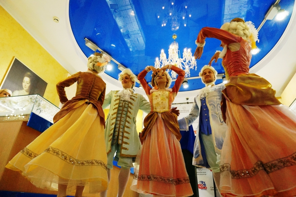 Артисты помогли гостям окунуться в эпоху Просвещения, устроив настоящий бал, Фото с места события собственное