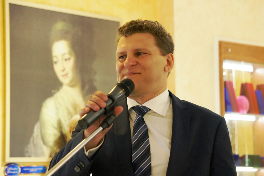 "Золотая Русь" сделала хабаровчанам подарок в виде уникального экспоната, Фото с места события собственное