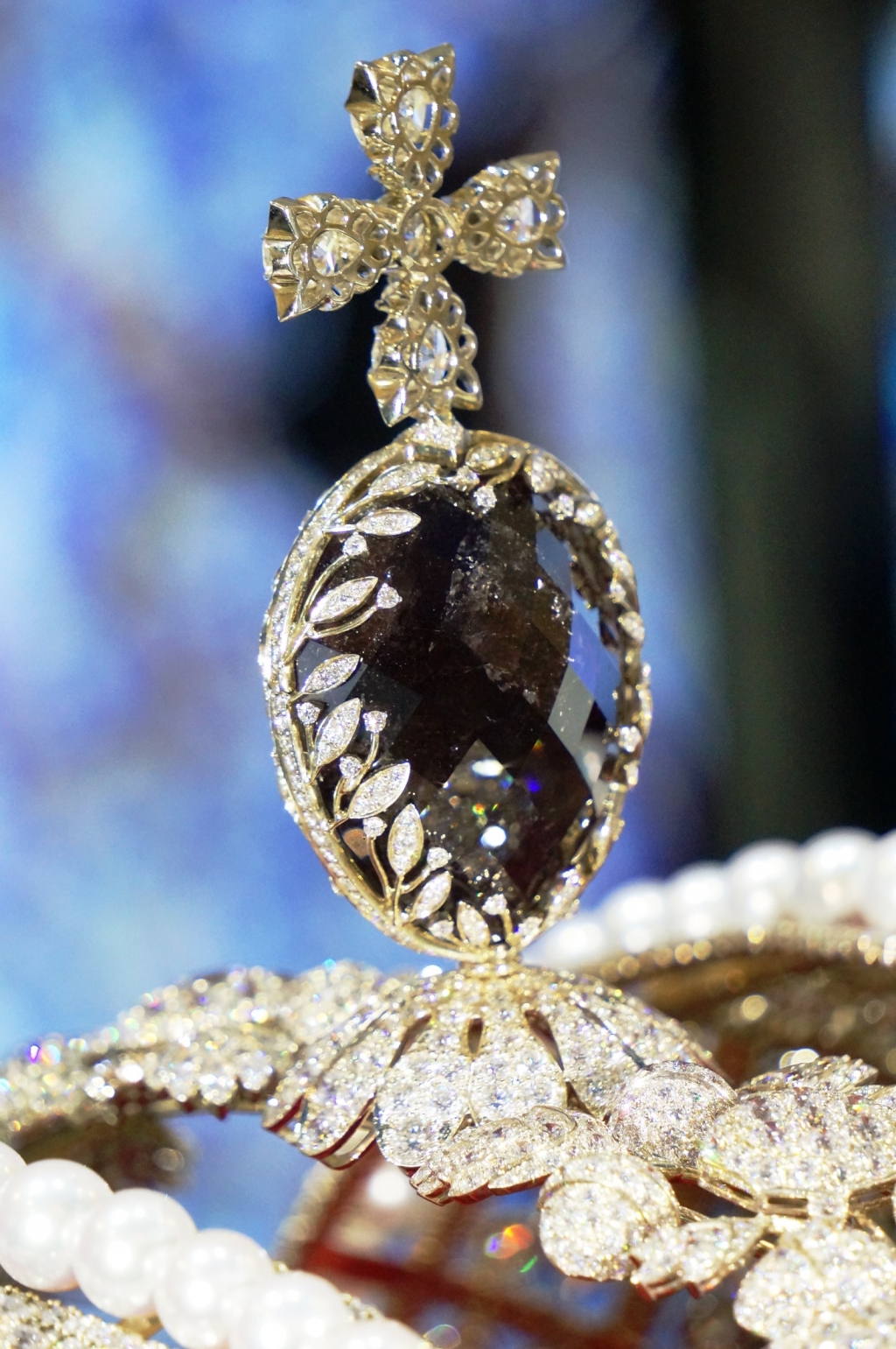 Венчает воссозданную корону редкий камень рубиново-красного цвета, Фото с места события собственное