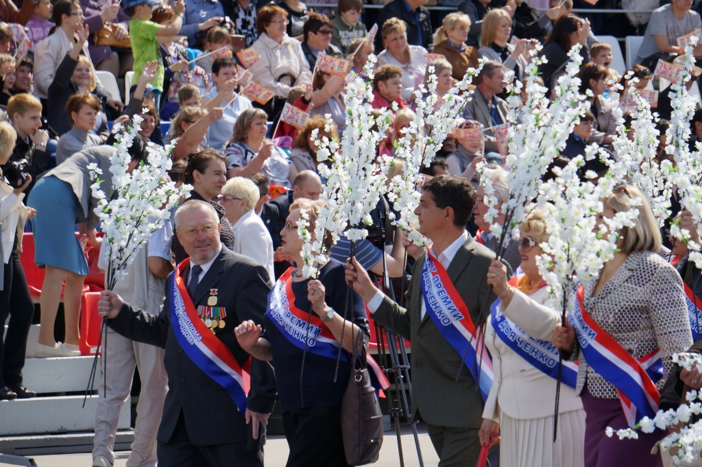 Рабочие коллективы с праздничным настроением прошли по улицам, Фото с места события собственное