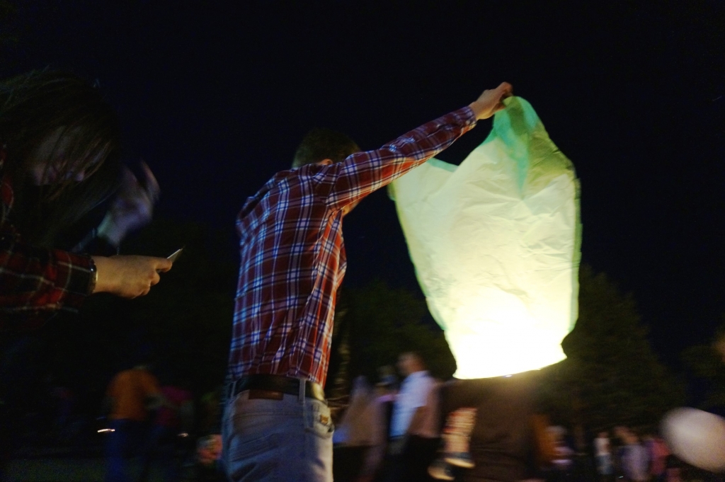 Любители небесных фонариков плевали на закон и запускали огнеопасные изделия в Хабаровске, Фото с места события собственное