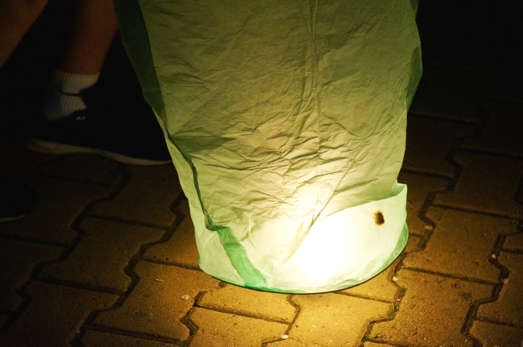 Любители небесных фонариков плевали на закон и запускали огнеопасные изделия в Хабаровске, Фото с места события собственное