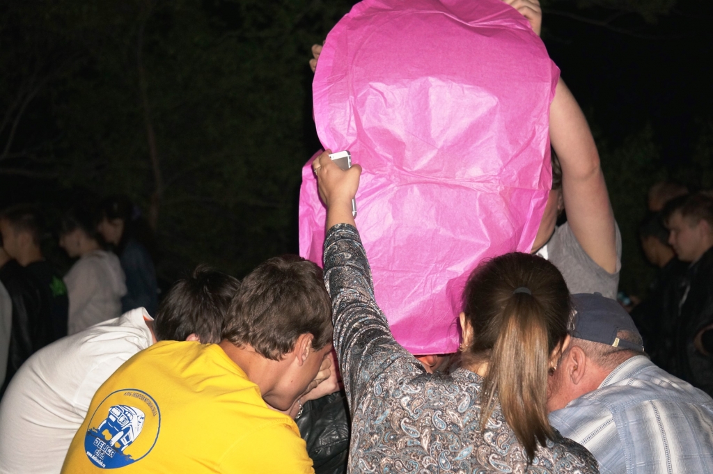 Любители небесных фонариков плевали на закон и запускали огнеопасные изделия в Хабаровске, Фото с места события собственное