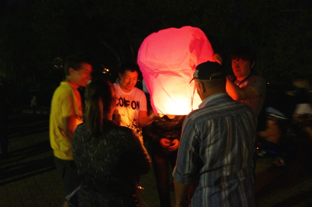 Любители небесных фонариков плевали на закон и запускали огнеопасные изделия в Хабаровске, Фото с места события собственное