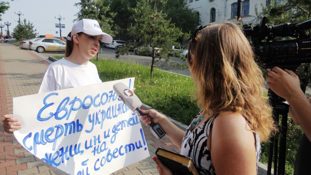 Член партии ЛДПР общается с журналистами, Фото с места события собственное