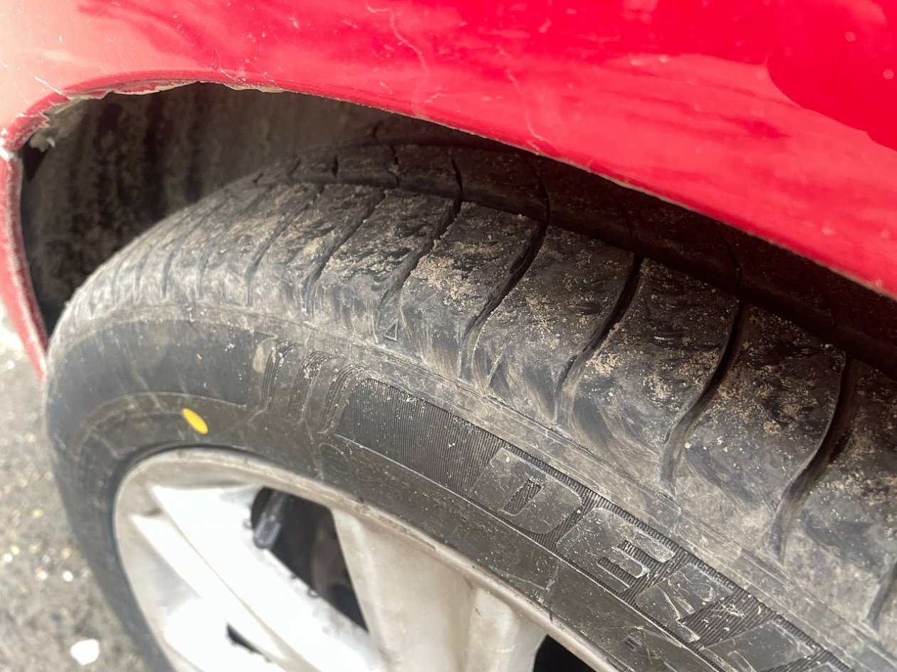 Вот что сделать, если на трассе сильно пробило колесо – даже без рабочей запаски ИА KrasnodarMedia