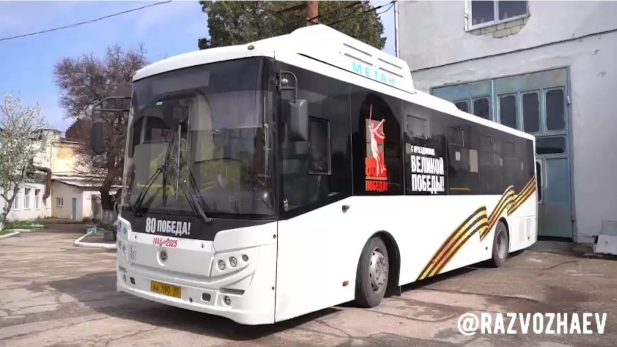В Севастополе украшают общественный транспорт ко Дню Победы
