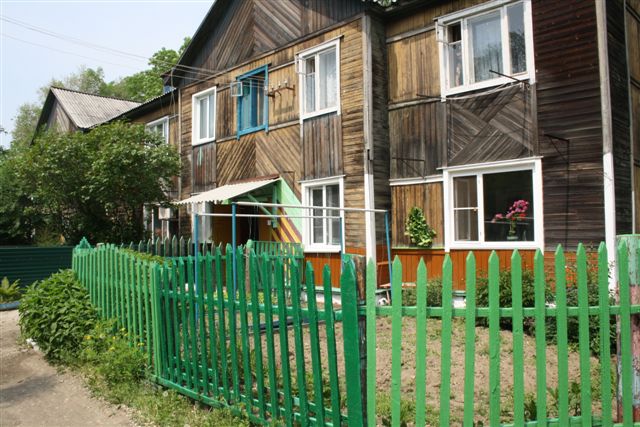 Конкурс на лучший двор стартовал в Биробиджане Жильцы 12-квартирноой деревянной двухэтажк, Фото с места события собственное