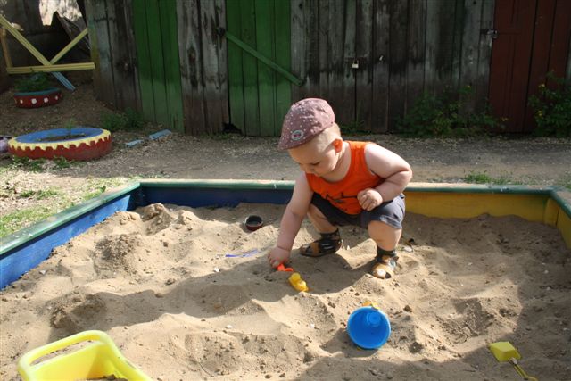 Конкурс на лучший двор стартовал в Биробиджане Жильцы 12-квартирноой деревянной двухэтажк, Фото с места события собственное