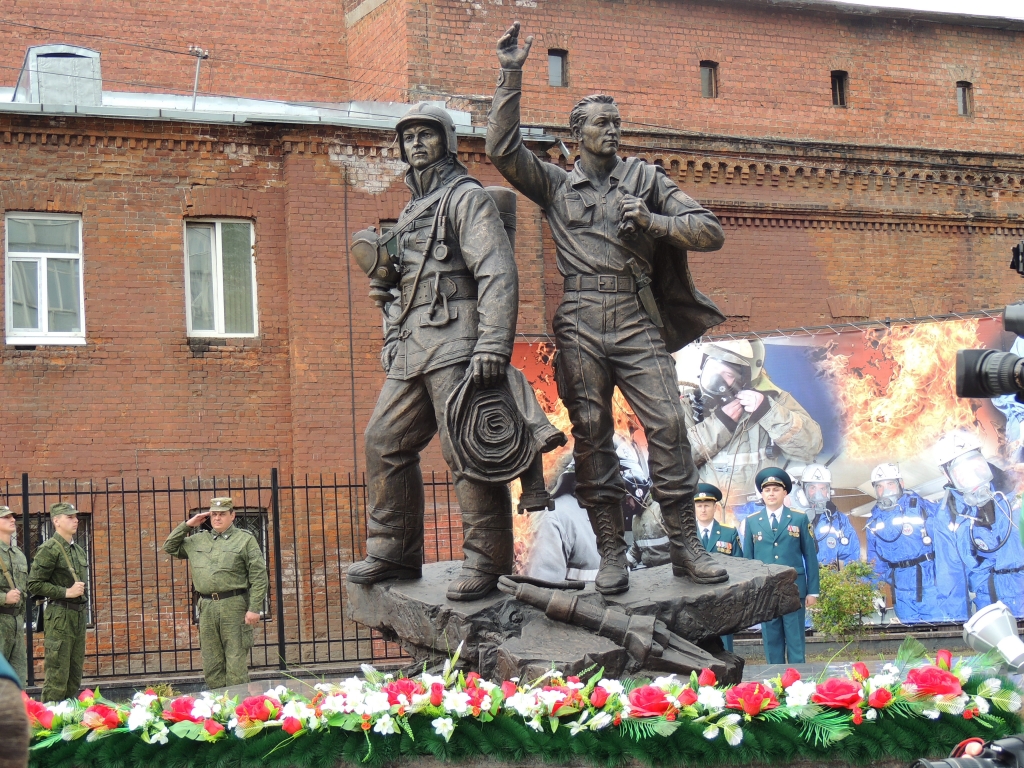 Памятник спасателям и пожарным в москве