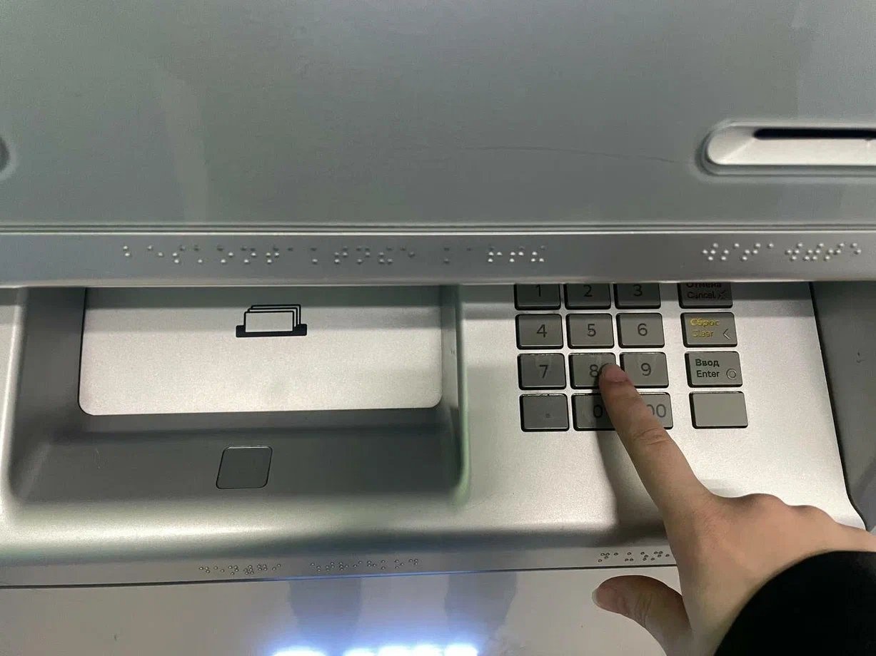 Эту ошибку совершают 80% россиян после снятие денег в банкомате ИА StolicaMedia