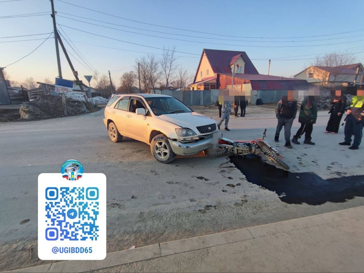Иномарка не уступила дорогу и снесла мотоциклиста в южно-сахалинском СНТ
