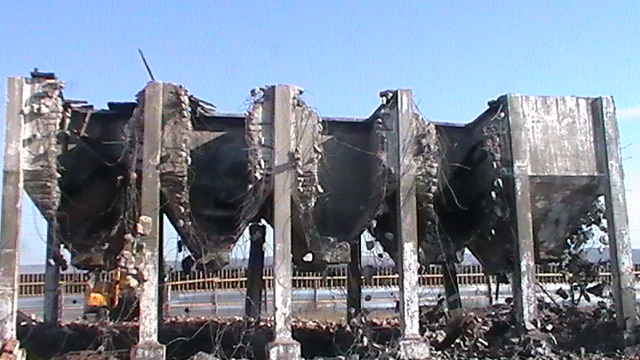 Вскрытые бункеры цеха рафинации, Фото с места события из других источников