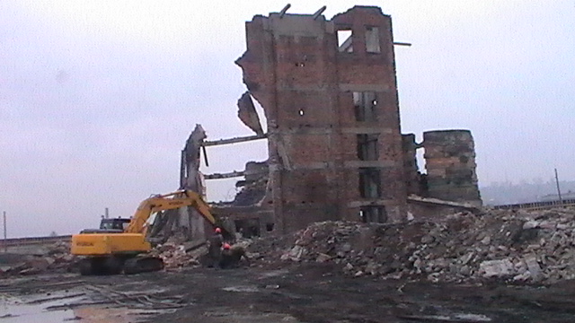 Демонтаж здания основного цеха, Фото с места события из других источников