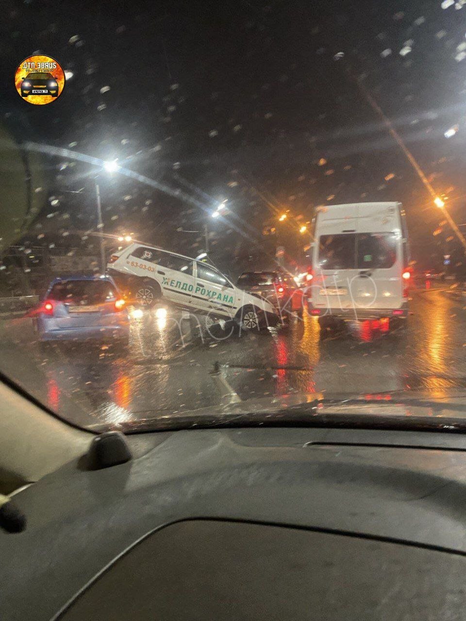 Несколько автомобилей попали в ДТП на Иркутном мосту