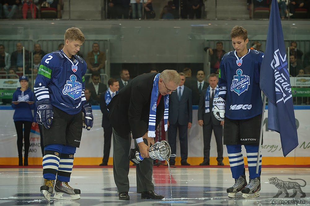 Вячеслав Фетисов выполняет символическую "заливку" льда "Фетисов Арены", Фото с места события из других источников