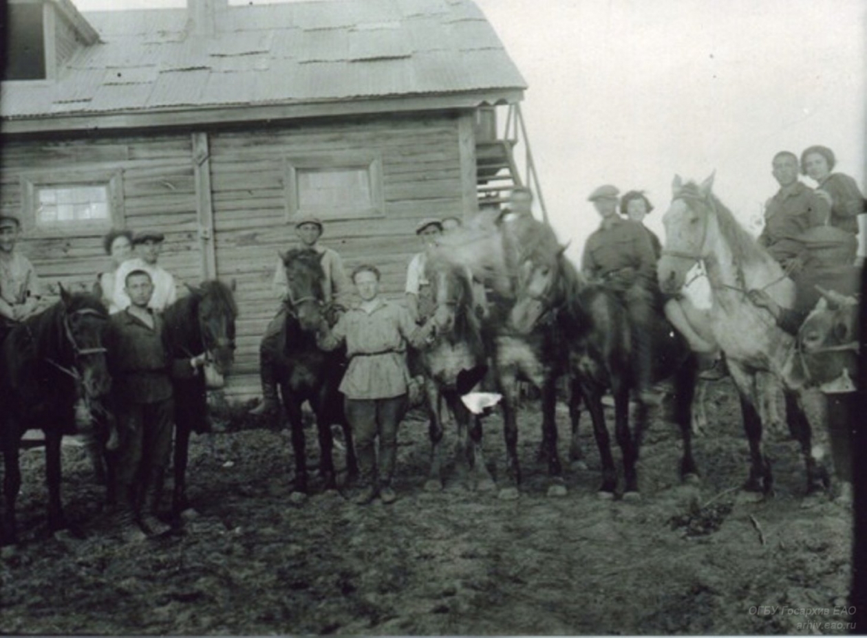 Коммуна "Икор" (молодежная). Коммунисты со своими лошадьми. 1930 г. Госархив ЕАО
