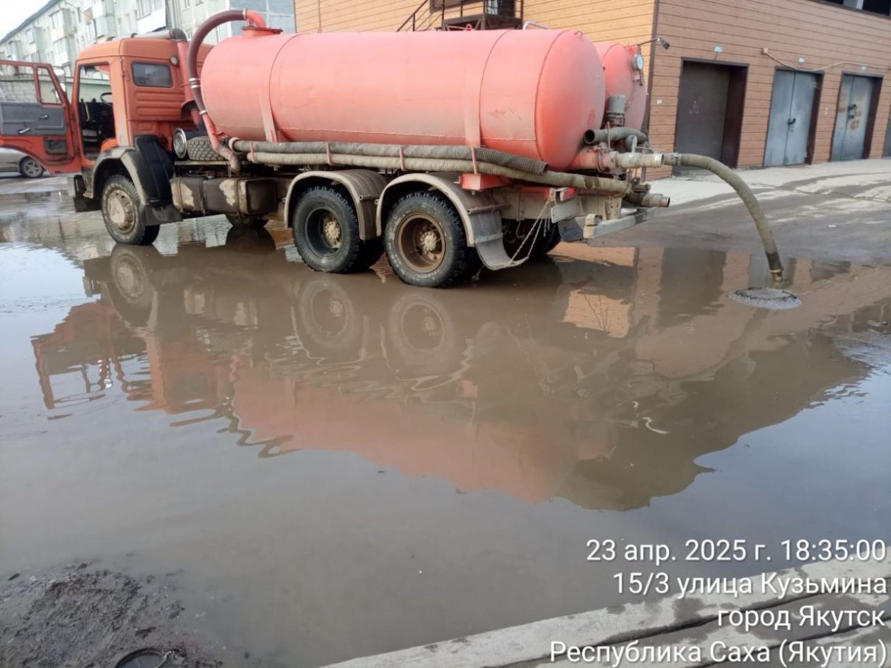 Жилкомсервис Якутска откачал 3582 кубометра воды — максимум за всю историю