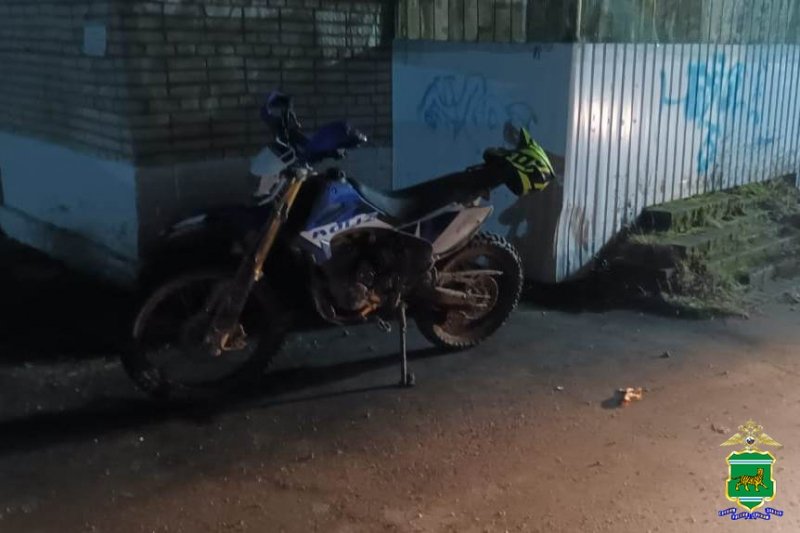 Бесправный мотоциклист врезался в балкон многоквартирного дома в с. Птичник ЕАО 