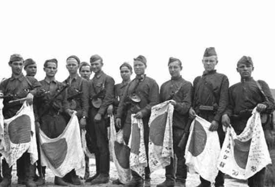 Советские солдаты с поверженными японскими флагами, Дальний Восток, 1945 год Из фонтов Государственного архива РФ