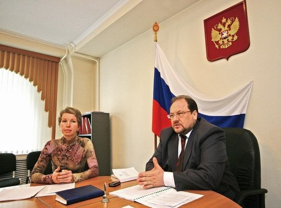 Председатель Камчатского областного избиркома Александр Шестопалов и секретарь избиркома Инга Иринина предоставлено пресс-службой Законодательно собрания Камчатского края
