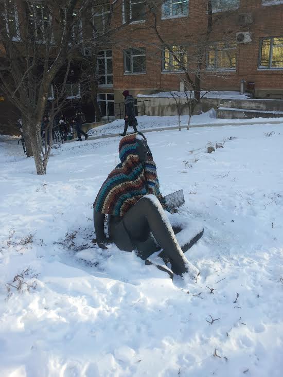 Зимой учащиеся даже укутывали фигуру, чтобы ей не было холодно, Фото с места события собственное