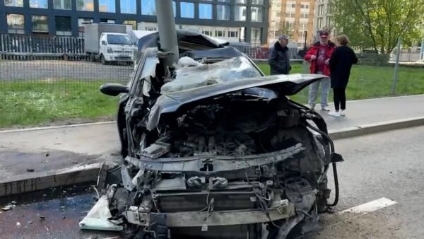Автомобиль Audi на большой скорости сбил пешехода и влетел в столб в Москве Телеграмм-канал SHOT