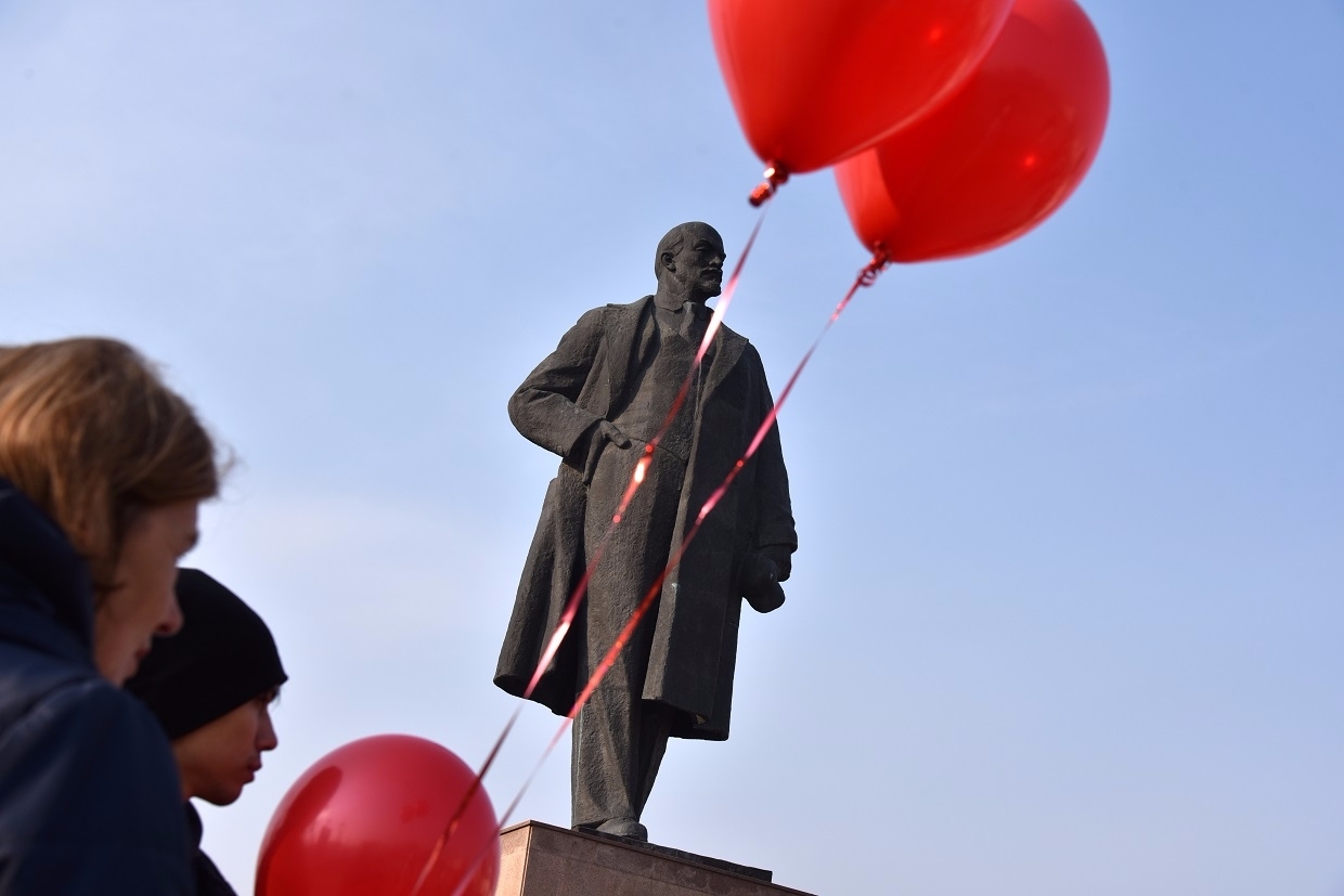 Статуя В.И. Ленина в Южно-Сахалинске, первомай КПРФ Юрий Гуршал, ИА SakhalinMedia