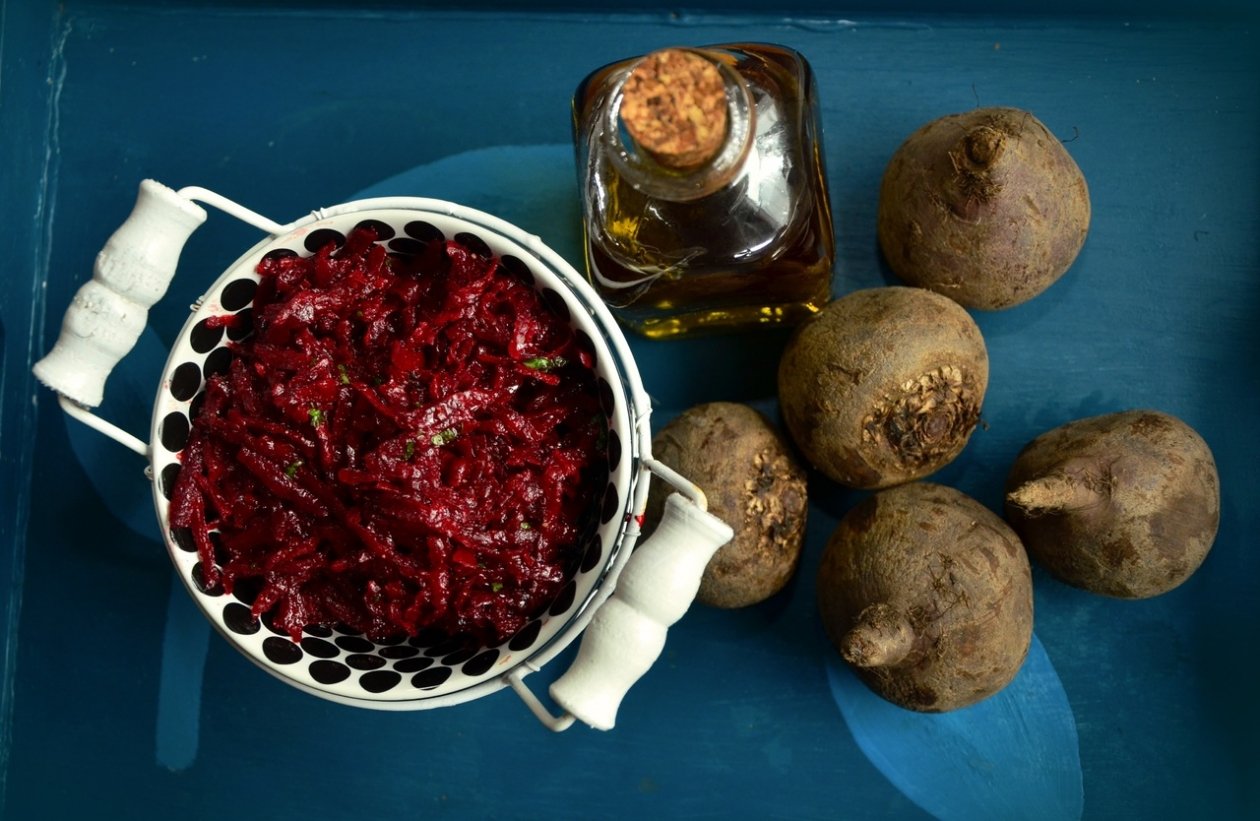 Рецепт сытного салата со свеклой на каждый день: такой вкусный, что у домашних только за ушами пищит