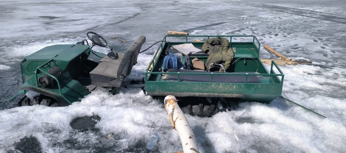 Вездеход с рыбаками провалился под лед на Усть-Илимском водохранилище