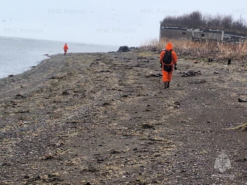 Мужчину с перевернувшейся лодки на Сахалине пока не нашли