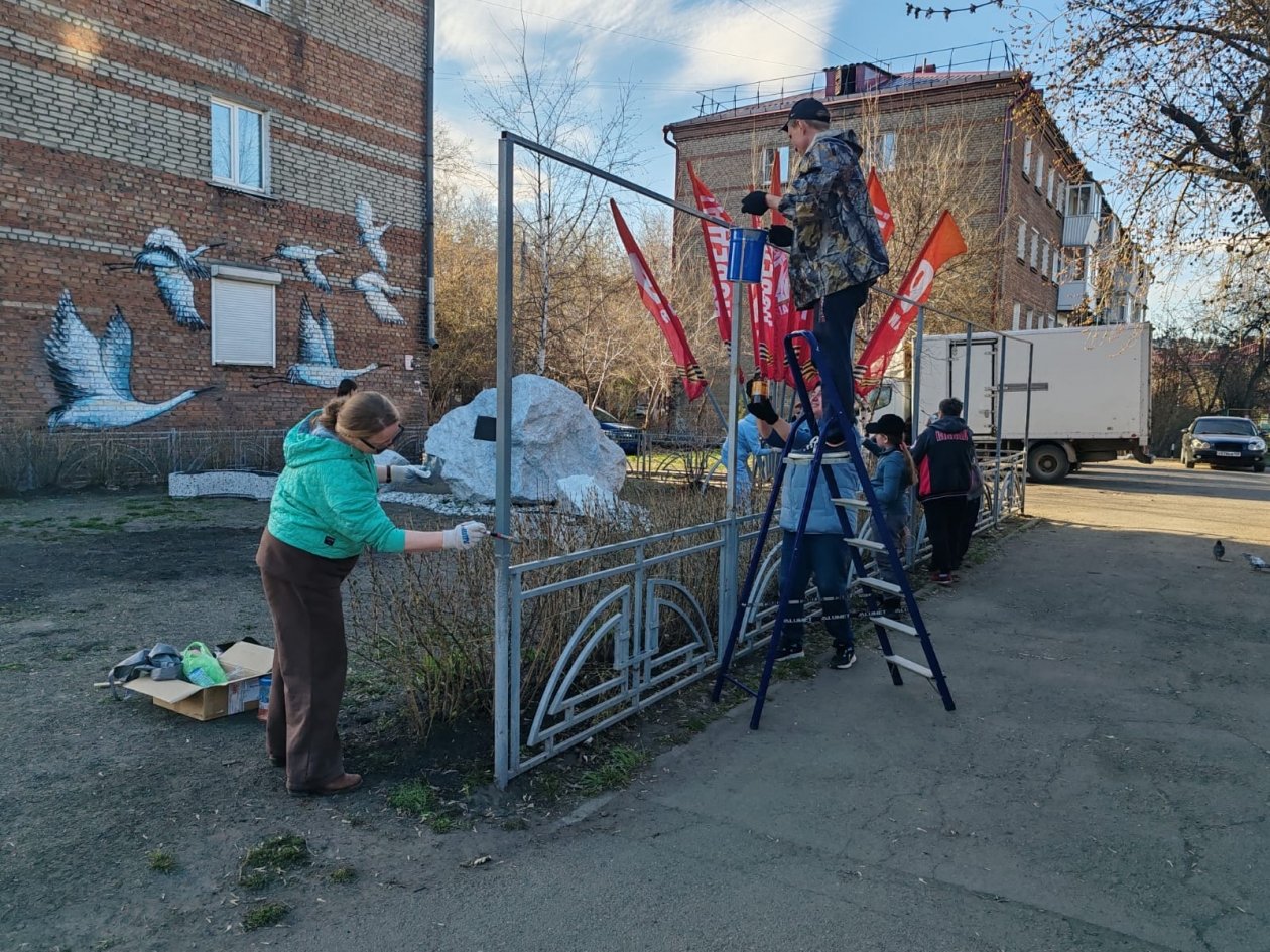 Депутаты думы Иркутска привели в порядок памятные места к празднованию Дня Победы
