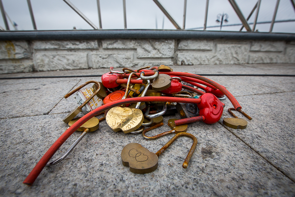 Только с одной опоры можно снять около 40 кг "замков любви", Фото с места события собственное