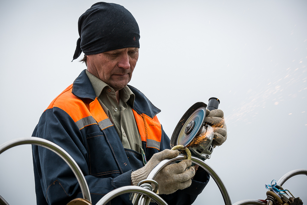 Как только управляющая компания узнала о падении городского моста, она тут же выслала рабо, Фото с места события собственное