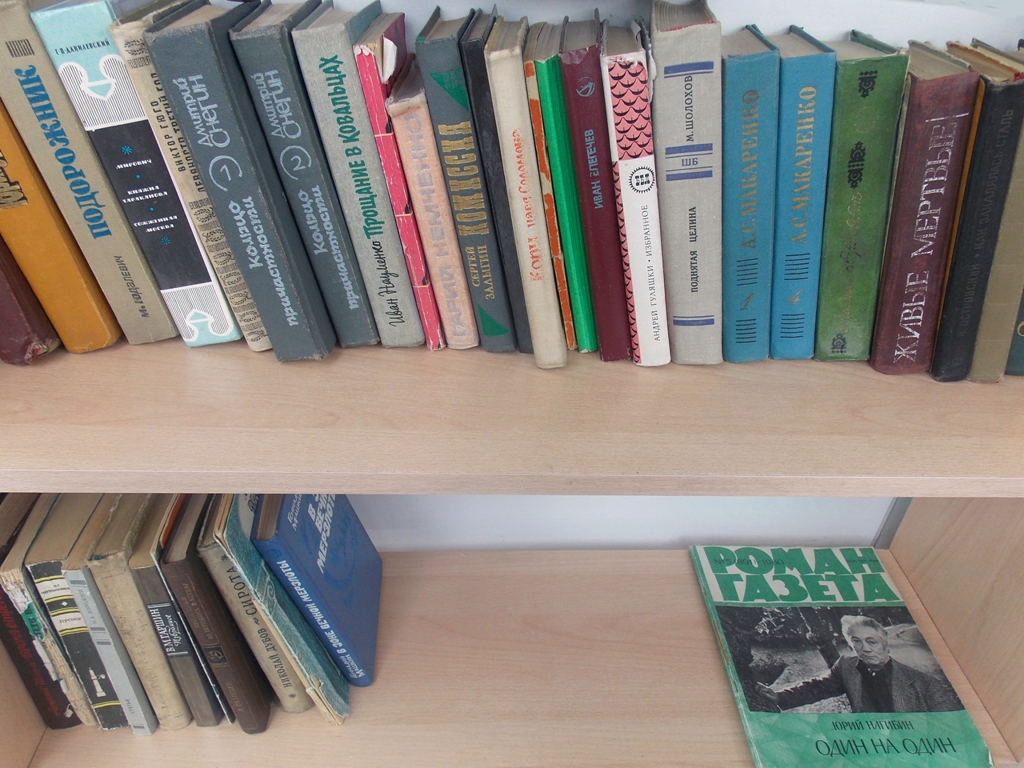 Практически каждый день люди приносят книги, Фото с места события собственное