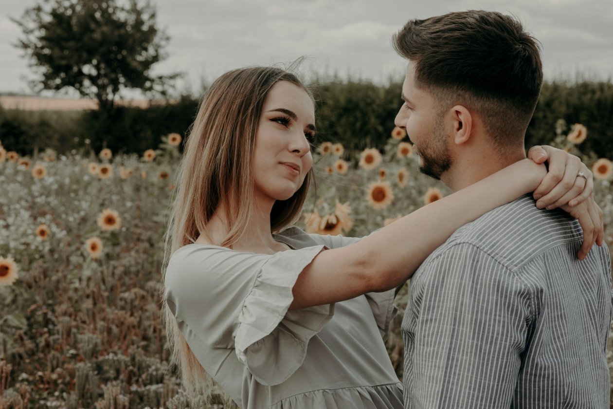 Девушка обнимает парня unsplash.com