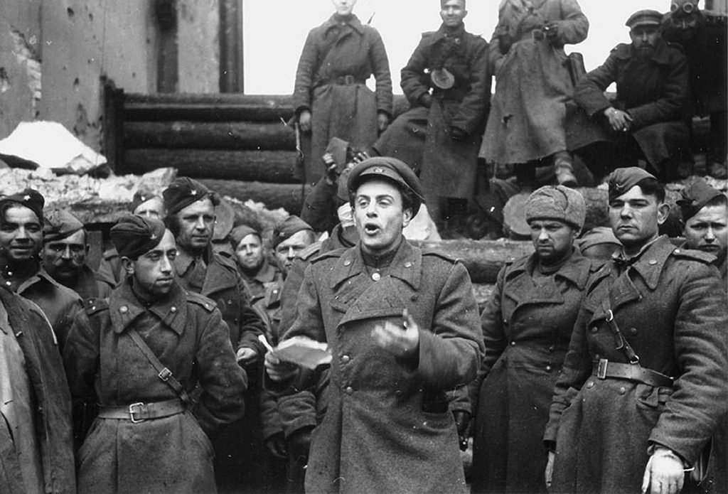 Евгений Долматовский читает стихи у Бранденбургских ворот Евгений Халдей