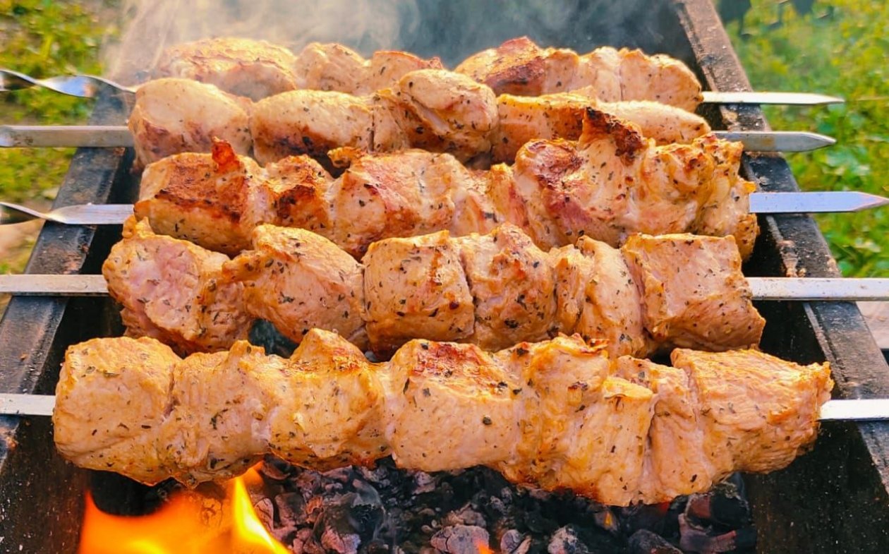 Смешиваем мед и соевый соус — уже через 30 минут жарим шашлык: не мясо, а чистая амброзия