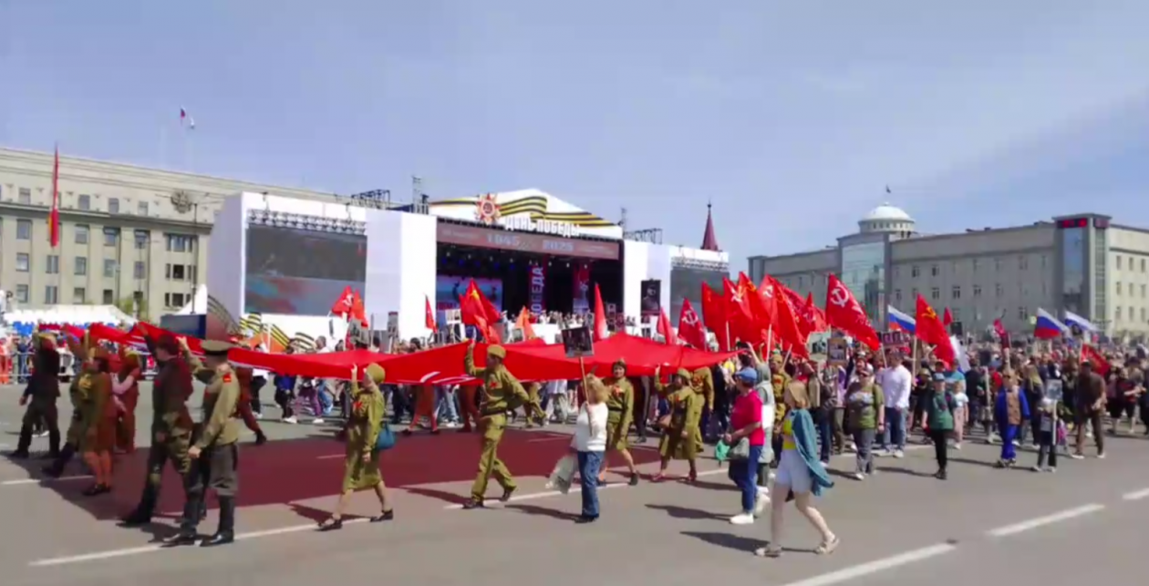 "Бессмертный полк" из 87 тысяч иркутян прошел по главным улицам города ИА IrkutskMedia "Бессмертный полк" из 87 тысяч иркутян прошел по главным улицам города ИА IrkutskMedia