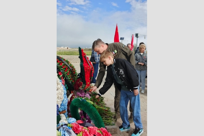 С сыном возложил цветы  к памятнику героям войны глава Евпатории Александр Юрьев