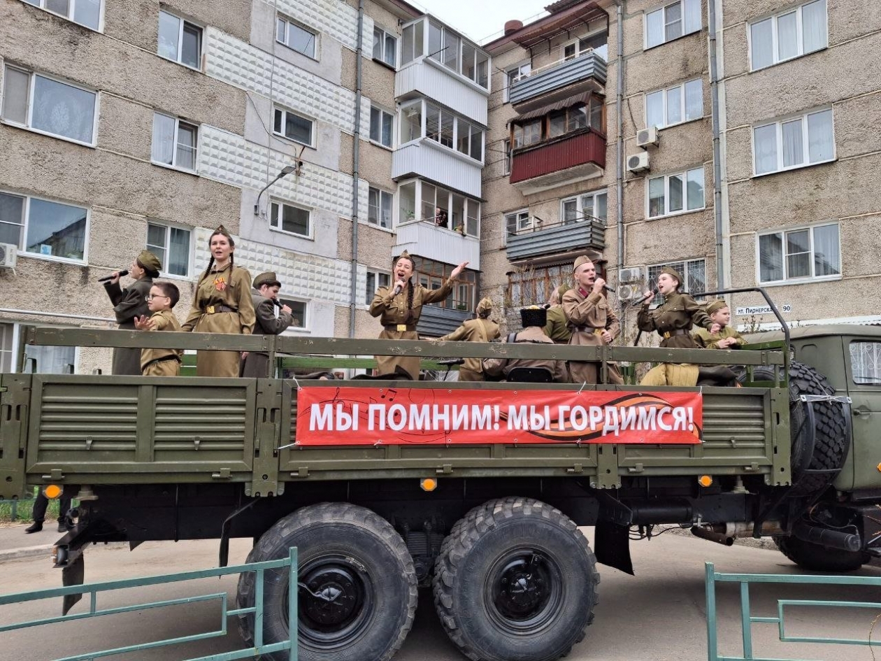 Агитбригады исполнили любимые военные песни биробиджанцев в День Победы